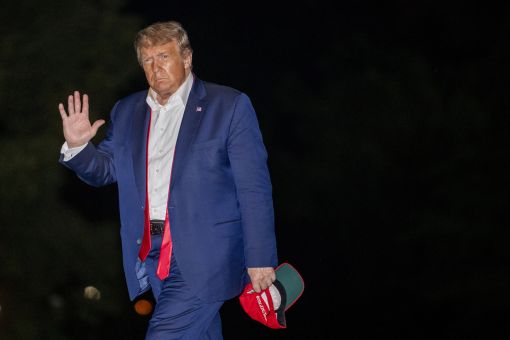 Tusla Abgekämpft nach einem Auftritt der Peinlichkeiten. Donald Trump wollte am Samstag in Tulsa (Oklahoma) seinem Wahlkampf nach all den schlechten Umfrage-Ergebnissen neuen Schwung verleihen. Das misslang. Es kamen viel weniger Leute, als sein Wahlkampfstab erwartete. Seine Rede war wirr. Im Zentrum stand eine heftige Attacke gegen die Antirassismusbewegung. Er warnte vor dem „verwirrten linken Mob“. Joe Biden habe sich der „radikalen Linken“ ergeben. „Wenn die Demokraten an die Macht kommen, dann werden die Randalierer das Sagen haben und niemand wird mehr sicher sein.“ Für Kopfschütteln sorgten seine Ausführungen zu den Corona-Tests. „Wenn man in diesem Ausmass testet, wird man mehr Menschen finden, man wird mehr Fälle finden, also habe ich meinen Leuten gesagt: ‚Verlangsamt bitte die Tests‘.“ Das Weisse Haus erklärte darauf, Trump habe „offensichtlich gescherzt“. (Foto. Keystone/AP/Patrick Semansky)