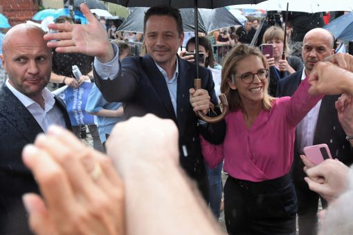 Rafal Trzaskowski, Malgorzata Trzaskowska Rafal Trzaskowski mit seiner Frau Malgorzata Trzaskowska am Freitag in Warschau. (Foto: Keystone/EPA/Radek Pietruska)