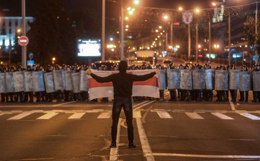 Minsk, Sonntag Mit äusserster Härte gehen Sicherheitskräfte in Belarus (Weissrussland) gegen über hunderttausend Demonstranten vor. Zuvor hiess es aus Regierungskreisen, Präsident Alexander Lukaschenko, der letzte Diktator in Europa, habe bei den Präsidentschaftswahlen 80 Prozent der Stimmen erhalten. Die Demonstranten werfen ihm massive Wahlfälschung vor. Hunderte Menschen werden im Laufe der folgenden Wochen festgenommen, einige von ihnen werden gefoltert. Die EU belegt das Land mit harten Sanktionen. (Foto: Keystone/EPA/Tatyana Zenkovich)
