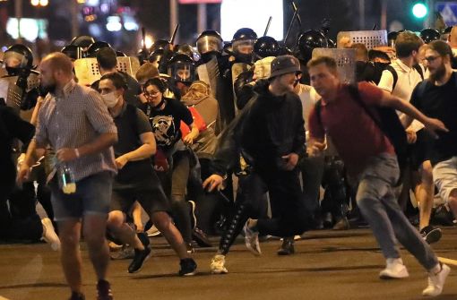 Minsk In Belarus gehen Zehntausende auf die Strasse und demonstrien gegen Wahlfälschung. Bei den Präsidentenwahlen hat Amtsinhaber Alexander Lukaschenko nach offiziellen Angaben über 80 Prozent der Stimmen erhalten. Auf Swjatlana Zichanouskaja, hinter der sich fast alle Oppositionsparteien scharten, entfielen nur 6 Prozent. Die Sicherheitskräfte gingen mit grosser Brutalität gegen die Demonstranten vor. (Foto: Keystone/EPA/Tatyana Zenkovich)