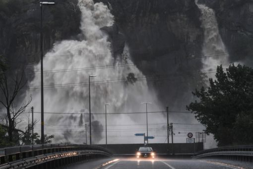 Tessin, Unwetter Hochwasser im Tessin und in Graubünden: Ein Auto fährt auf der überfluteten Kantonsstrasse in Cresciano. Seit Tagen regnet es stark. Im Tessin werden deutlich über 200 Liter pro Quadratmeter gemessen. (Foto: Keystone/Ti-Press/Alessandro Crinari)