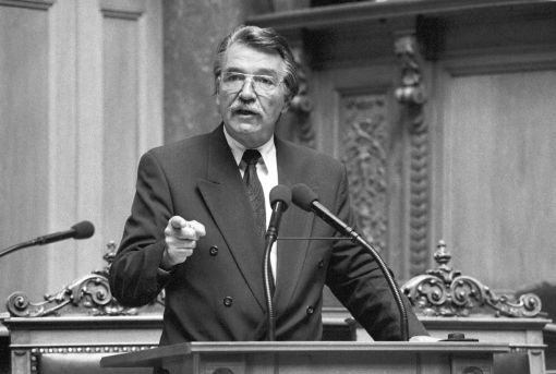 René Felber Der Neuenburger Sozialdemokrat Felber, Bundesrat von 1988 bis 1993, war Vorsteher des Departements für auswärtige Angelegenheiten und trat für eine Öffnung der Schweiz und eine Annäherung an Europa ein. Er kämpfte für den Beitritt zum EWR, der 1992 abgelehnt wurde. Felber machte sich für eine Neudefinition der Neutralität stark. In seiner Amtszeit arbeitete die Schweiz aktiv in der Konferenz für Sicherheit und Zusammenarbeit in Europa (KSZE) mit. 1990 schloss sich unser Land den Wirtschaftssanktionen der Uno gegen den Irak an. Felber befürwortete finanzielle Hilfe an die ehemaligen Ostblockstaaten. Nach seinem krankheitsbedingten Rücktritt präsidierte er die Interjurassische Versammlung. Das Bild zeigt ihn im September 1992 während der Sondersession zum EWR-Abkommen. (Foto: Keystone/Str)