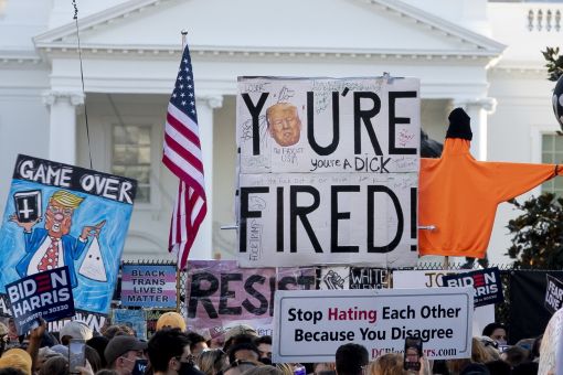 You are fired Die Trump-Gegner im Freudentaumel. „You are fired, Sie sind gefeuert“ heisst es auf Transparenten. Tausende feiern vor dem Weissen Haus. (Foto: Keystone/EPA/Michael Reynolds)