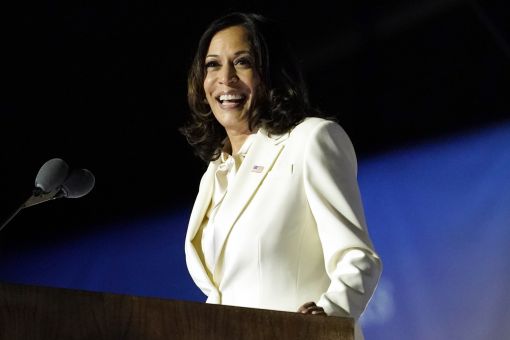Kamala Harris Kamala Harris, die erste amerikanische Vizepräsidentin, die erste Afroamerikanerin in diesem Amt, während ihrer Siegesrede an der Seite von Joe Biden in Wilmington, Delaware. (Keystone/AP/Andrew Harnik)