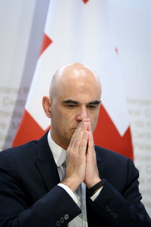 Alain Berset Wegen der wieder steigenden Corona-Infektionen verschärft der Bundesrat die Massnahmen gegen das Corona-Virus drastisch. Restaurants und Bars müssen in den meisten Deutschschweizer Kantonen um 19.00 Uhr schliessen, dürfen aber am Sonntag geöffnet sein. Auch Läden müssen um 19.00 Uhr dichtmachen. Alle öffentlichen Veranstaltungen sind mit wenigen Ausnahmen verboten. Vielen gehen die Massnahmen zu weit – anderen, angesichts der besorgniserregenden Lage in den Spitälern, zu wenig weit. Da die epidemiologische Entwicklung in der Westschweiz und in Obwalden günstig ist, werden diese Kantone belohnt. In Genf, der Waadt, im Wallis, in Neuenburg, Freiburg, im Jura, und in Obwalden, dürfen Restaurants bis 23.00 Uhr offen sein. Im Bild: Bundesrat Alain Berset am 11. Dezember im Berner Medienzentrum. (Foto: Keystone/Anthony Anex)