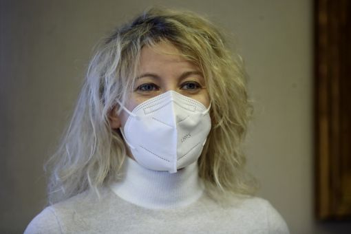 Dr. Annalisa Malara Die italienische Ärztin Dr. Annalisa Malara ging am frühen Morgen des 20. Februar 2020 im lombardischen Städtchen Codogno zur Arbeit. Einem Mann mit seltsamen Symptomen verordnete sie – regelwidrig – einen Corona-Test. Damit entdeckte sie den offiziell ersten Corona-infizierten Patienten in Europa. Kurz darauf schwappte die Corona-Welle über ganz Codogno, die Lombardei, Norditalien – und die ganze Welt. Das Bild zeigt Dr. Malara am Sonntag an einer Medienkonferenz in Codogno. (Foto: Keystone/AP/Luca Bruno)