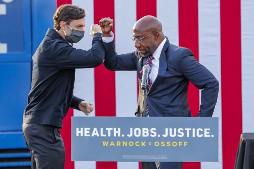 Ossoff, Warnock Die Demokraten Jon Ossoff und Raphael Warnock am 28. Dezember in Stonecrest, Georgia (Foto: Keystone/EPA/Erik S. Lesser)