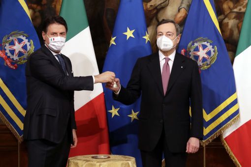 Conte, Draghi Stabübergabe: Der abtretende Ministerpräsident Giuseppe Conte überreicht – traditionsgemäss – dem neuen Ministerpräsidenten Mario Draghi das Glöcklein, mit dem Kabinettssitzungen eingeläutet werden. (Foto: Keystone/EPA/Andrew Medichini/Pool)