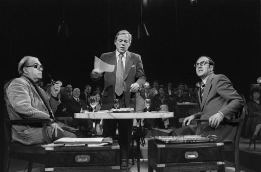 Heiner Gautschy „Hallo Beromünster, hier spricht Heiner Gautschy in New York.“ Mit diesen Worten wird der Radio-Journalist zur Ikone. Später gehr Gautschy zum Fernsehen und moderiert unter anderem die Sendung „Unter uns gesagt“. Das Bild zeigt ihn am 4. März 1978 mit Max Frisch und Kurt Furgler. 1994 endete Gautschys Fernsehkarriere abrupt. In einer Live-Sendung hat er Blick-Chefredaktor Peter Übersax recht unfreundlich in die Mange genommen. Das Fernsehen beschliesst daraufhin, Gautschy nicht mehr zu beschäftigen. Er stirbt am 28. Oktober 2009. (Foto: Keystone/Photopress-Archiv/Str)
