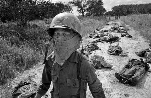 27. November 1965: Gefallene amerikanische und südvietnamesische Soldaten auf einer Michelin-Gummiplantage 55 Kilometer nordöstlich von Saigon. (Foto: Keystone/AP/Horst Faas)

