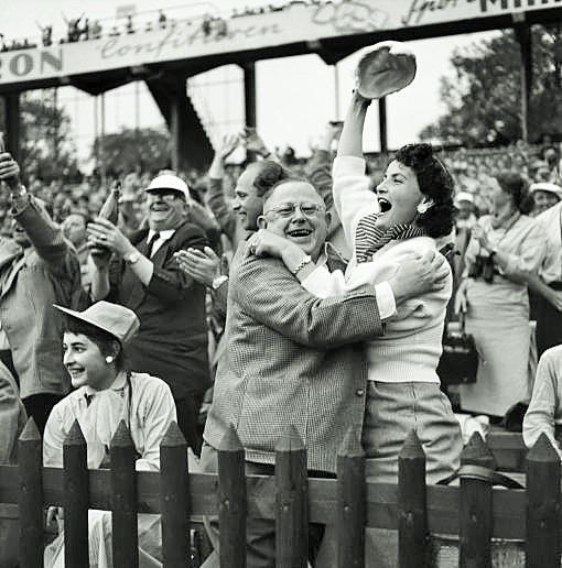 „Das Wunder von Bern“ Deutschland ist Fussball-Weltmeister. Im Berner Wankdorf-Stadion schlagen die Deutschen die favorisierten Ungarn mit 3:2. Das entscheidende Tor schiesst Helmut Rahn. (Foto: Keystone)
