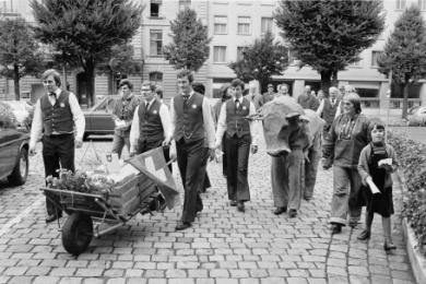 Sommerzeit In Bern reicht ein Referendumskomitee Unterschriften gegen die Einführung der Sommerzeit ein. Die Vorlage wird in der Volksabstimmung im Mai 1978 deutlichen abgelehnt. (Foto: Keystone/Str)