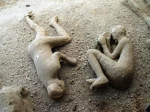 Pompeji 24. August 79 n. Chr.: Der Vesuv explodiert. Asche, Lava und Steine begraben Pompeji und seine Umgebung unter sich. Wahrscheinlich sterben Zehntausende. Viele ersticken in den Gasen, Schwefeldämpfen und Rauchwolken. Anderthalb Jahrtausende liegt Pompeji unter einer bis zu sechs Meter hohen Decke aus vulkanischer Asche und Lapilli. Dadurch blieben die Leichen erhalten. Im 18. Jahrhundert wird die Stadt wieder entdeckt. Ausgrabungsleiter G. Fiorelli füllt die aufgefundenen Körper mit Gips. Sie sind heute Zeugnis der Katastrophe. Neben Pompeji werden auch Herculaneum, Stabiae und Optontis verschüttet. Plinius der Jüngere gibt den 24. August 79 als Datum der Eruption an. Laut jüngsten Forschungen ist der Vulkan möglicherweise zwei Monate später ausgebrochen.