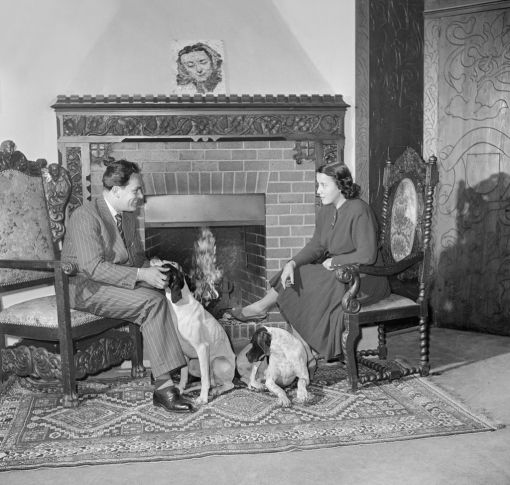 Lisa Della Casa Sie galt als eine der herausragenden Interpretinnen von Richard Strauss’ „Arabella“. Ihre Anhänger gaben ihr den Ehrentitel „Arabellissima“. Sie stammte aus der Burgdorfer Della-Casa-Familie, die in der Berner Schauplatzgasse ein Restaurant führte, das heute noch existierende „Della Casa“. In den Sechzigerjahren gehörte Lisa Della Casa (oft auch „della Casa“ geschrieben) zu den grössten Opernstars (Sopran) und galt auch als hervorragende Mozart-Interpretin. Sie begann am Städtetheater Solothurn-Biel, sang dann unter anderem in Salzburg, in der New Yorker Metropolitan Opera, in der Mailänder Scala, in der Bayerischen Staatsoper, in Bayreuth und im Londoner Royal Opera House. 1970/71 verkörperte sie am Zürcher Opernhaus Händels Agrippina. Immer wieder trat sie während der Junifestspiele in Zürich auf. Hollywood wollte einen Film mit ihr drehen und bot ihr die Rolle der Anna Karenina an. Sie lehnte ab. Sie war Ehrenmitglied der Wiener Staatsoper und wurde sie mit dem Hans Reinhart-Ring geehrt. Kurz vor ihrem Tod wurde sie 2012 zum Commandeur im französischen „Ordre des Arts et des Lettres“ ernannt. Die letzten 38 Jahre verbrachte sie vorwiegend zurückgezogen mit ihrem zweiten Mann, dem serbischen Kunsthistoriker, Musikwissenschaftler und Publizisten Dragan Debeljevic auf ihrem Schloss in Gottlieben (TG). Sie starb am 10. Dezember 2012 im Alter von 93 Jahren in Münsterlingen. Das Bild zeigt sie 1964 mit Dragan Debeljevic auf Schloss Gottlieben. (Foto: Keystone/Photopress-Archiv)