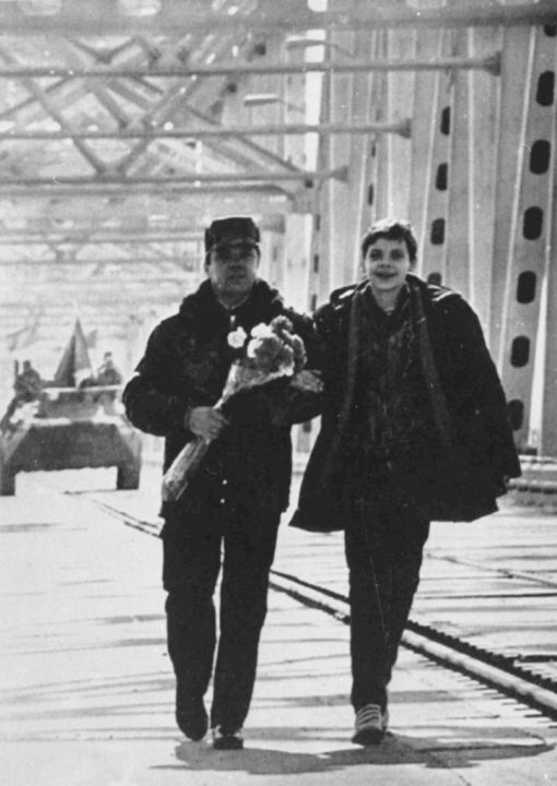 Afghanistan, sowjetischer Abzug Die sowjetische Armee beendet ihren Abzug aus Afghanistan. Zu Fuss und mit einem Blumenstrauss überquert der sowjetische Generalleutnant Boris Gromow die Brücke, die über den Amy Daya-Fluss führt. An seiner Seite: sein Sohn Maxin. Die Brücke verbindet Afghanistan und die damalige Sowjetrepublik Usbekistan. Zehn Jahre zuvor, am 25. Dezember 1979 waren 115’000 sowjetische Soldaten in Afghanistan einmarschiert. Ihr Ziel war die Bekämpfung der teils vom Westen unterstützten Mudschahedin. 14’453 sowjetische Soldaten starben, 53’753 wurden verwundet und 311 sind vermisst. Die Mudschahedin wurden unter anderem kommandiert von Ahmad Schah Massoud, Abdul Haq, Gulbudin Hekmatyar und Osama bin Laden. (Foto: Keystone/AP/Tass)