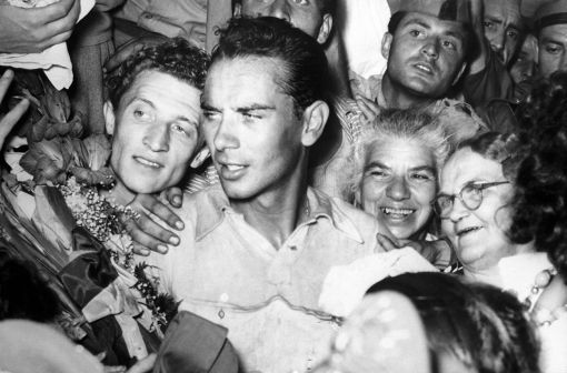 Hugo Koblet Als erster Nicht-Italiener gewinnt der Schweizer Hugo Koblet den Giro d’Italia. Im Bild: Koblet bei der Siegesfeier in Rom. Rechts im Bild (mit Brille) seine Mutter. Im gleiche Jahr gewinnt er die Tour de Suisse. Koblet und Ferdy Kübler waren die besten schweizerische Radrennfahrer in den Fünfzigerjahren. Koblet flogen zwischen 1947 und 1955 die Siege nur so zu – und die Frauen auch. Mehrmals wurde der angehimmelte Hugo Schweizer Meister. 1951 gewann er die 38. Tour de France. Ein französischer Journalist bezeichnete ihn als „Pédaleur de charme“. Drei Mal beendete er die Tour de Suisse als Sieger. 1953 gewann er auch die Tour de Romandie. Er stirbt 1964 im Alter von 39 Jahren. Mit einem weissen Alfa Romeo Giulia rast er zwischen Mönchaltdorf und Esslingen im Kanton Zürich in einen Birnbaum. Polizei und Verwandte vermuteten Suizid. (Foto: Keystone/Str)