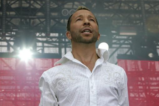 DJ Bobo Der Schweizer Sänger, Komponist, Tänzer und Musikproduzent wurde als Peter René Baumann in Kölliken im Kanton Aargau geboren. Bekannt wurde er mit einer Mischung aus Pop und Dancefloor (u. a. „Somebody Dance With Me“ 1992, „Freedom“ 1995, „Pray“ 1996). Im Bild DJ Bobo am 26. April 2009 in Wettswil am Albis. (Foto: Keystone/Patrick B. Kraemer)