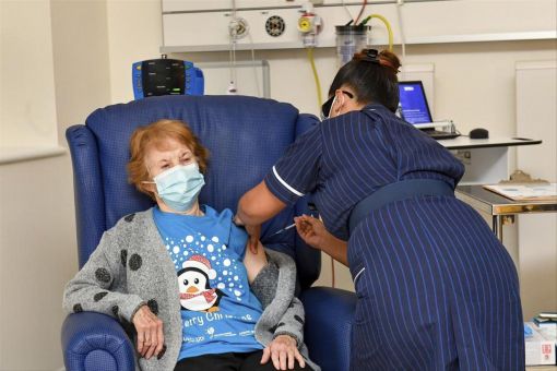 Margaret Keenan Die neunzigjährige Margaret Keenan ist die erste Britin, die im Universitätsspital Coventry mit dem Pfizer/Biontech-Impfstoff gegen Corona geimpft wird. Damit beginnt Grossbritannien als erstes Land eine landesweite Impfkampange, die grösste, die je im Vereinigten Königreich stattgefunden hat. (Foto: Keystone/EPA/Jacob King/Press Association)