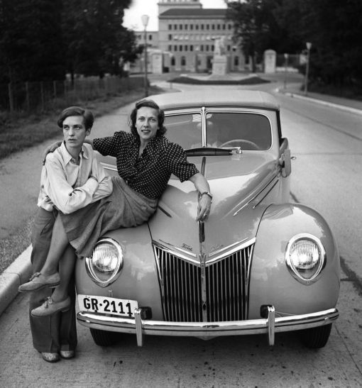 Annemarie Schwarzenbach, Ella Maillart Das Bild zeigt sie (rechts im Bild) mit Annemarie Schwarzenbach im Mai 1939 in Genf vor ihrer Abreise in den Vorderen Orient. Maillart, Genfer Reiseschriftstellerin, Sportlerin und Fotografin, gründet den ersten Landhockey-Club für Frauen in der Westschweiz. 1924 nimmt sie als Seglerin an den Olympischen Sommerspielen in Paris teil. Sie ist Mitglied der Schweizer Ski-Nationalmannschaft. Für die Ufa dreht sie Stuntaufnahmen. Ab 1930 folgen Reisen nach Asien, in die zentralasiatischen Sowjetrepubliken, China, Kaschmir, Afghanistan, Iran und die Türkei. In monatelangen Fussmärschen durchquert sie Tibet und gelangt nach Indien. 1939 folgt eine Reise mit Annemarie Schwarzenbach nach Kabul. Ihr Buch „Verbotene Reise“ wird ein Bestseller. Ella Maillart stirbt 1997. (Foto: Keystone/Photopress-Archiv)