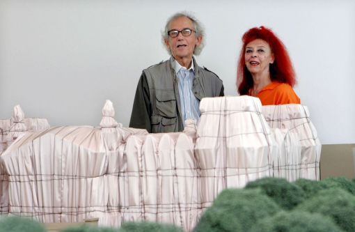 Christo, Jeanne-Claude Christo mit seiner Frau Jeanne-Claude vor einem Modell des verhüllten Berliner Reichstags, 24. Juli 2009 (Foto: Keystone/EPA/Raquel Manzanares)