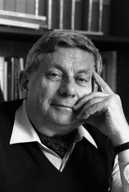 Hugo Loetscher 22. Dezember 1929: Geburt von Hugo Loetscher, Schweizer Schriftsteller, Redaktor und Journalist. Er war Literaturkritiker bei der „Neuen Zürcher Zeitung“, der „Weltwoche“ und Redaktor bei der Monatszeitschrift „du“. Lange Jahre berichtete er aus Lateinamerika, vor allem aus Brasilien. 1993 erhielt er den Grossen Preis der Schweizerischen Schillerstiftung. Loetscher war befreundet mit Varlin und Friedrich Dürrenmatt. Dürrenmatts Witwe, Charlotte Kerr, verklagte Loetscher, weil er in seinem Werk „Lesen statt klettern“ allzu Persönliches über den Tod ihres Gatten preisgegeben habe. Kerrs Klage wurde abgewiesen. Loetscher kommentierte: „Frau Kerr entspricht für mich dem Klischee der Witwe, die alles für sich okkupieren möchte.“ Loetscher starb nach einer Herzoperation und ist auf dem Zürcher Friedhof Sihlfeld beigesetzt. (Werke u. a. „Die Kranzflechterin“ 1964, „Die Entdeckung der Schweiz und anderes“ 1976, „Der Waschküchenschlüssel und andere Helvetica“ 1983, „Lesen statt klettern“ 2003, „War meine Zeit meine Zeit“ 2009.) Das Foto wurde am 15. Dezember 1994 in seiner Wohnung in Zürich aufgenommen. (Foto: Keystone/Martin Ruetschi)