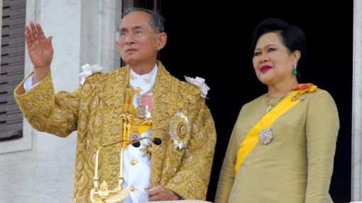 Bhumibol 13. Oktober: In Bangkok stirbt König Bhumibol. Er war das seinerzeit am längsten amtierende Staatsoberhaupt der Welt. Das Forbes Magazine bezifferte sein Vermögen auf 35 Milliarden Dollar. Damit war er der reichste Monarch der Welt. Im Bild: Bhumibol mit Königin Sirikit.