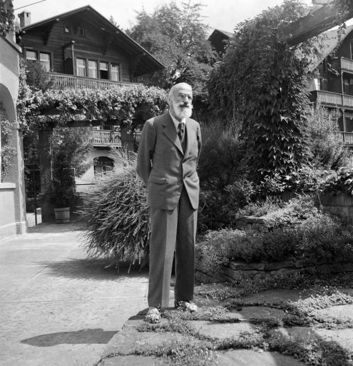 Bircher Benner 24. Januar 1939: Tod von Maximilian Oskar Bircher-Benner, Schweizer Arzt und Ernährungswissenschaftler, „Vater“ des Birchermüeslis. Das Bild zeigt ihn vor der Bircher-Benner-Klinik in Zürich-Fluntern. Das Foto wurde 1937, zwei Jahre vor seinem Tod, aufgenommen. Bircher-Benner postulierte, dass alle Energie von der Sonne kommt, deshalb solle diese in den Nahrungsmitteln gespeicherte Kraft unverändert, also ungekocht, dem Menschen zugefügt werden. Die Zürcher Ärztegesellschaft betrachtete ihn als Scharlatan und Rohkostapostel, der die Grenzen der Wissenschaft verlassen habe. Er verehrte Mussolini und lobte die „hitlerschen Ärzte“ für ihre „neue Heilkunde“. (Foto: Keystone/Photopress-Archiv/Str)