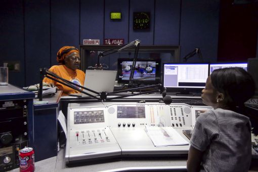 Rosa im Radiostudio. Die feministische Stunde Namibias 