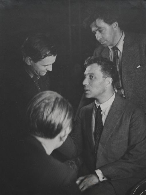 Boris Pasternak (sitzend), hinter ihm Ilja Ehrenburg, Gustav Regler und André Malraux (mit dem Rücken zur Kamera), Internationaler Schriftstellerkongress zur Verteidigung der Kultur, Paris, 1935 © Stanfordville, NY, Fred Stein Archive