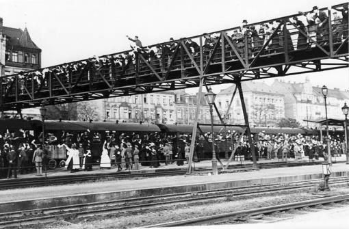 Fürth 28. Juli 1914: Österreich-Ungarn erklärt – genau einen Monat nach dem Attentat auf den österreichischen Thronfolger Erzherzog Franz Ferdinand in Sarajevo - dem Königreich Serbien den Krieg. Damit beginnt der 1. Weltkrieg. Er weitet sich innerhalb weniger Tage zu einem Kontinentalkrieg aus. Später erfasst er auch den Nahen Osten, Afrika, Ostasien und die Weltmeere. 1917 treten die USA in den Krieg ein. Insgesamt 70 Millionen Soldaten nehmen an den kriegerischen Auseinandersetzungen teil. Der 1. Weltkrieg fordert 17 Millionen Tote. Er endet im November 1918 mit dem Waffenstillstand von Compiègne. Das Bild vom 7. August 1914 zeigt Bayerische Truppen am Bahnhof von Fürth auf dem Weg in den Krieg. Laut Bildlegende verlassen sie „unter nicht enden wollenden Hurra- und Abschiedsgrüssen“ den Bahnhof. (Deutsche Postkarte, PD)