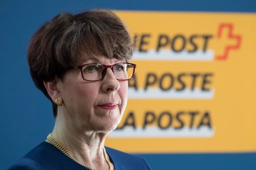 Susanne Ruoff Susanne Ruoff, Konzernleiterin der Schweizer Post, tritt zurück. Sie übernimmt die Verantwortung für die Postauto-Affäre, die im Frühjahr aufflog. Um an Subventionen in Millionenhöhe zu gelangen, hat Postauto Schweiz jahrelang ihre Gewinne kleingeschrieben. So wurden rund hundert Millionen Franken ertrogen. Post-Präsident Urs Schwaller zeigt sich erschüttert, mit welcher Energie Postauto Gewinne versteckt hat und wie die Kontrollmechanismen des Konzerns versagt haben. Auch Susanne Ruoff ist geschockt, als sie vom Skandal erfuhr. Sie habe nichts davon gewusst, erklärt sie. (Foto: Keystone)
