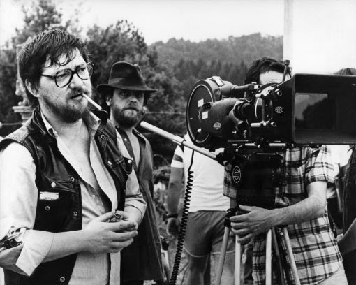 Rainer Werner Fassbinder Das Bild zeigt den deutschen Regisseur, Filmproduzenten, Schauspieler und Autor während der Dreharbeiten zu seinem Film „Lili Marleen“ am 21. Oktober 1980 (u. a. auch „Fontane Effi Briest“ 1974, „Despair – Eine Reise ins Licht“ 1978, „Die Ehe der Maria Braun“ 1979", „Berlin Alexanderplatz“ 1980, „Lola“ 1981, „Die Sehnsucht der Veronika“ 1982). Er stirbt im Alter von 37 Jahren. Todesursache ist ein Herztillstand, möglicherweise ausgelöst durch Überarbeitung sowie einer Mischung aus Kokain, Schlaftabletten und Alkohol. Fassbinder gilt als Wegbereiter des neuen deutschen Films. (Foto: Keystone/AP/Str)