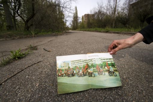 Strasse Prypjat, Ukraine, 2005. Ein Foto der gleichen Strasse aus glücklichen Tagen. © Gerd Ludwig/Edition Lammerhuber