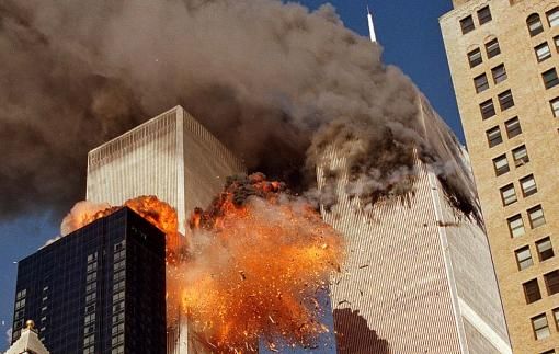 9/11 11. September 2001: Nine-Eleven (9/11). Al-Kaida-Terroristen entführen vier Flugzeuge. Zwei werden in die Zwillingstürme des World Trade Centers in New York gesteuert, ein drittes ins Pentagon in Washington, und ein viertes stürzte bei Shanksville in Pennsylvania ab. Insgesamt sterben rund 3’000 Menschen.