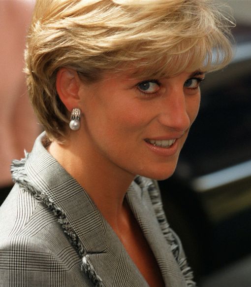 Diana 30. August/31. August 1997: Princess Diana und ihr Begleiter Dodi Al-Fayed speisen im Pariser Hotel Ritz. Kurz nach Mitternacht krachen sie - gesteuert von Henri Paul - in den Pfeiler Nummer 13 in der Pariser Alma-Unterführung. Dodi Al-Fayed und Henri Paul sind sofort tot. Diana stirbt einige Stunden später. Im Bild: Diana in London am 22. April 1997. (Foto: Keystone/AP/Adrian Dennis)