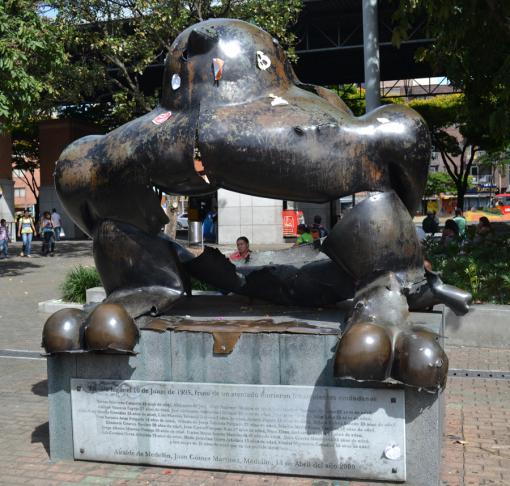 Botero A Medellin, une statue de Botero déchiquetée, souvenir d'un attentat de 1995