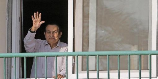 Mubarak Der autoritär regierende Mubarak war vom 14. Oktober 1981 bis zum 11. Februar 2011 Staatspräsident der Arabischen Republik Ägypten. Nach den Protesten während des Arabischen Frühlings 2010/11, bei denen in Ägypten etwa 850 Demonstranten ums Leben kamen, trat er zurück. Im Juni 2012 war er zu einer lebenslangen Haftstrafe verurteilt worden. Im August 2013 ordnete ein ägyptisches Strafgericht an, Mubarak aus der Haft zu entlassen. Am 2. März 2017 wurde er vom obersten Berufungsgericht Ägyptens freigesprochen und am 24. März 2017 mit der Auflage aus dem Armeekrankenhaus entlassen, Ägypten nicht zu verlassen. Das Bild zeigt ihn am 16. Oktober 2016, wie er aus dem Fenster des Maadi-Militärspitals in Kairo winkt. Mubarak hatte 1981 die Nachfolge des ermordeten Anwar as-Sadat angetreten. (Foto: Keystone/AP/Amr Nabil)