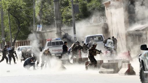 Afghanistan Bei zwei Selbstmordanschlägen nahe des Nato-Hauptquartiers und der amerikanischen Botschaft in der afghanischen Hauptstadt Kabul sterben über 30 Menschen. Nachdem eine erste Bombe geplatzt war, strömten Helfer und Journalisten an den Ort des Geschehens. Dann liess ein Selbstmordattentäter, der sich als Kameramann tarnte und sich den Herbeiströmenden näherte, eine zweite Bombe hochgehen. Unter den Toten befindet sich ein Reporter der französischen Nachrichtenagentur Agence France Press. Im Oktober finden in Afghanistan Parlamentswahlen statt. (Foto: KeysoneAP Photo/Massoud Hossaini)