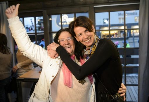 Morerod, Agostini Die Schweizer Skirennfahrerin Doris De Agostini (rechts) stirbt im Alter von 62 Jahren an einer kurzen, schweren Krankheit. Die Abfahrtsspezialistin aus Airolo gewann zwischen 1976 und 1983 acht Rennen und fuhr insgesamt 19 Mal aufs Podest. Im Alter von 25 Jahren trat Doris De Agostini 1983 auf dem Höhepunkt ihrer Karriere als Gewinnerin des Abfahrts-Weltcups zurück. Im gleichen Jahr wurde sie zur Schweizer Sportlerin des Jahres gewählt. Das Bild zeigt sie im März 2016 mit der früheren Skirennfahrerin Lise-Marie Morerod in St. Moritz. (Foto: Keystone/Jean-Christophe Bott)
