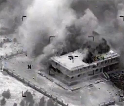 Islamischer Staat Amerikanische Kampfflugzeuge setzen ihre Angriffe gegen Stellungen des „Islamischen Staats“ fort. Gemeinsam mit fünf arabischen Verbündeten haben die USA erstmals ihre Angriffe vom Irak auf Syrien ausgeweitet. Mehr als 160 Ziele wurden beschossen. Im Bild ein Gebäude in Tall Al Qitar in Syrien nach dem Beschuss durch eine amerikanische Rakete. (Foto: Keystone/AP/US Central Command)