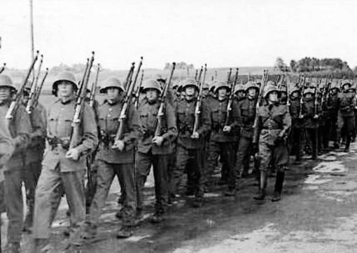 Aktivdienst 20. August 1945: Der Aktivdienst der Schweizer Armee ist zu Ende. Er dauerte vom 2. September 1939 bis zum 20. August 1945. 450’000 Wehrmänner und 250’000 Hilfsdienstpflichtige waren aufgeboten. 53’000 Pferde und 16’000 Motorfahrzeuge wurden eingesetzt. Die Wehrmänner leisteten durchschnittlich 800 Diensttage. Am Tag zuvor, am 19. August 1945, verabschiedete sich General Henri Guisan mit einer Zeremonie auf dem Bundesplatz von der Truppe.