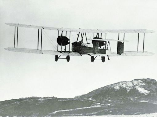 Alcock Mit seinem Navigator Arthur Whitten Brown überquerte er erstmals in einem Nonstop-Flug den Atlantik, und zwar von West nach Ost in einer Vickers Vimy am 14./15. Juni 1919. Das Flugzeug startete in St. John’s, Neufundland, die Landung (hier im Bild) erfolgte nach 16 Stunden und 12 Minuten Flugzeit in der Nähe von Clifden in Irland nach 1’980 geflogenen nautischen Meilen (3’667 km). Nach dem Flug erhielten Alcock und Brown in London von Winston Churchill das Preisgeld überreicht und wurden am nächsten Tag von König Georg V. zum Ritter geschlagen. Im Dezember 1919 stürzte Alcock bei einem Flug nach Paris bei Rouen ab und starb kurz darauf.