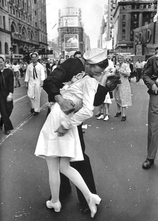 Belpoliti, il bacio II Alfred Eisenstaedt, Day in Times Square
