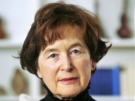 Elisabeth Kopp Die erste Bundesrätin der Schweiz betont, sie treffe „weder rechtlich noch moralisch irgendeine Schuld“. Die Verdächtigungen und Unterstellungen seien aber zunehmend unerträglicher geworden. Vorausgegangen war eine Kampagne wegen Geldwäscherei-Gerüchten (die nie bestätigt wurden) gegen ihren Ehemann und ein unglückliches Telefongespräch der Bundesrätin mit ihm. Bundesrat Flavio Cotti stellte fest, dass „der Rücktritt nicht wegen der Sache, sondern wegen des Klimas erfolgt ist“. Elisabeth Kopp wird später von aller Schuld freigesprochen. (Foto: Keystone)