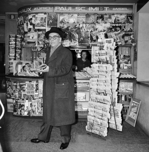 Der Schriftsteller und Literaturnobelpreistraeger Ivo Andrić (1892-1975) macht auf seiner Heimreise, von der Preisverleihung kommend, in Zürich Halt. Aufgenommen vor einem Kiosk am 21. Dezember 1961. (Foto: Keystone/Photopress-Archiv/Hermann Schmidli) 
