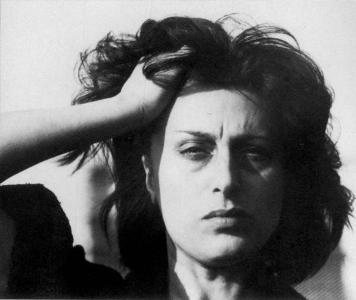 Anna Magnani Die italienische Filmschauspielerin gilt als Ikone des neorealistischen italienischen Films. Ihren ersten grossen Auftritt hat sie 1941 in Vittorio de Sicas Film „Teresa Venerdì“. Der Durchbruch kommt 1955. Für ihre Hauptrolle in der Tennessee Williams-Adaption „Die tätowierte Rose“ (La rosa tatuata) gewinnt sie als erste Europäerin den Oscar als beste Hauptdarstellerin. Liiert ist sie lange mit Roberto Rosselini, der sie für Ingrid Bergman verlässt. Zum letzten Mal tritt sie in Fellinis „Roma“ auf. Sie stirbt an Bauchspeicheldrüsenkrebs und ist in San Felice Circeo zwischen Rom und Neapel begraben.