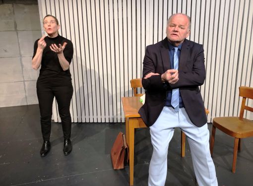 Was Gottfried Breitfuss sagt, übersetzt Corinne Stutz in Gebärden (Foto: Toni Suter / T+T)