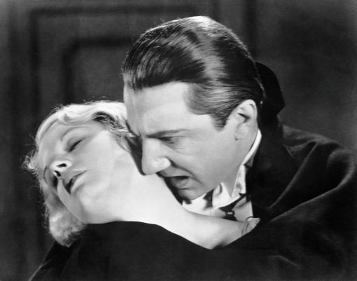 „Dracula“ Hauptdarsteller des Horrorfilms ist Bela Lugosi, ungarischer Theater- und Filmschauspieler. Der 75-minütige Schwarzweissfilm gilt als erste offizielle Verfilmung von Bram Stokers gleichnamigem Roman. Lugosi (das Pseudonym leitet sich von seinem Geburtsort Lugos ab) ist anschliessend als Vampir, Monster oder Bösewicht in zahlreichen andern Filmen zu sehen. 1939 tritt er im Film „Ninotschka“ an der Seite von Greta Garbo auf.