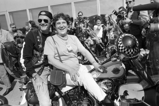 Peter Fonda, Emilie Lieberherr Peter Fonda mit Emilie Lieberherr auf einer legendären Harley-Davidson während einer Wohltätigkeitstour am 7. Mai 1995 in Dübendorf (Zürich). Das Geld ging an myopathische und behinderte Menschen. (Foto: Keystone/Walter Bieri)