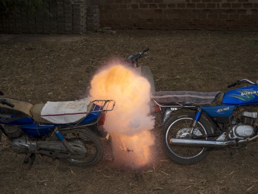 On Carbon Emissions [Über CO2-Ausstoss]. Aus der Serie «Excessocenus», 2016. © Cristina de Middel &amp; Bruno Morais